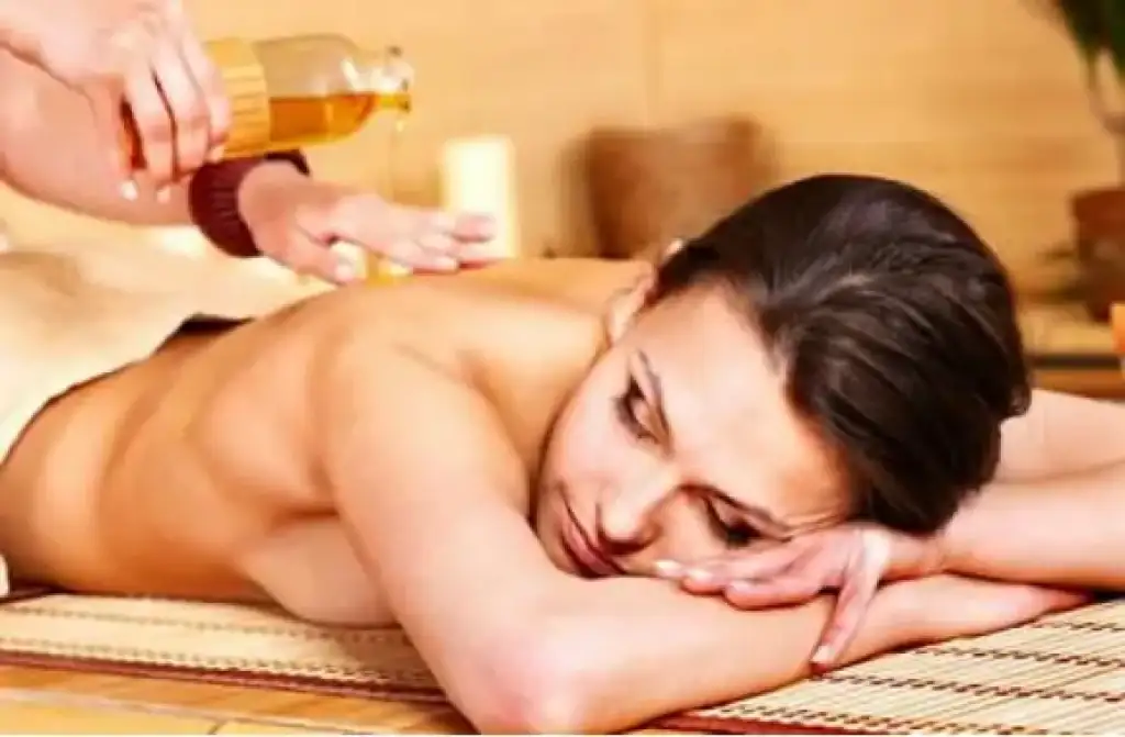 Massage relaxant aux huiles essentielles tièdes